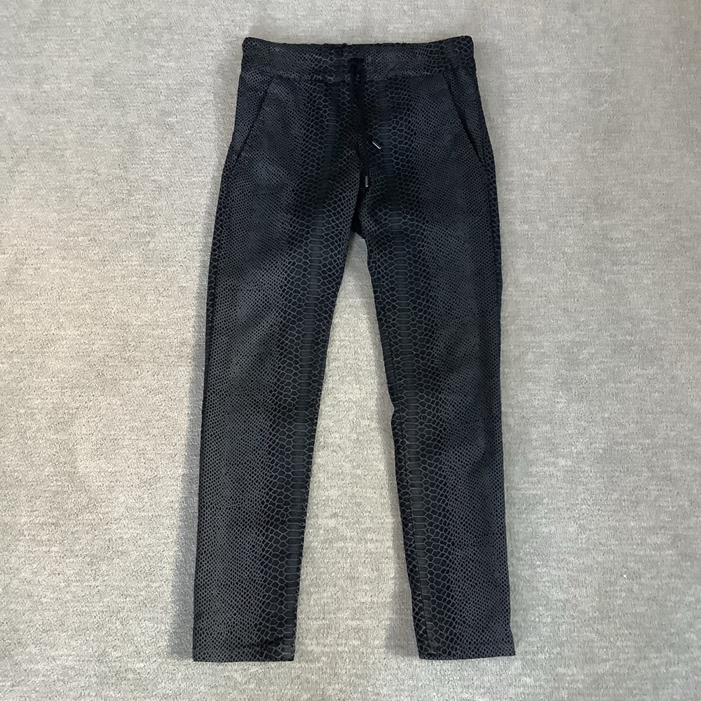 BEVY FLOG Black/Gray Snakeskin Joggers Sz. 25